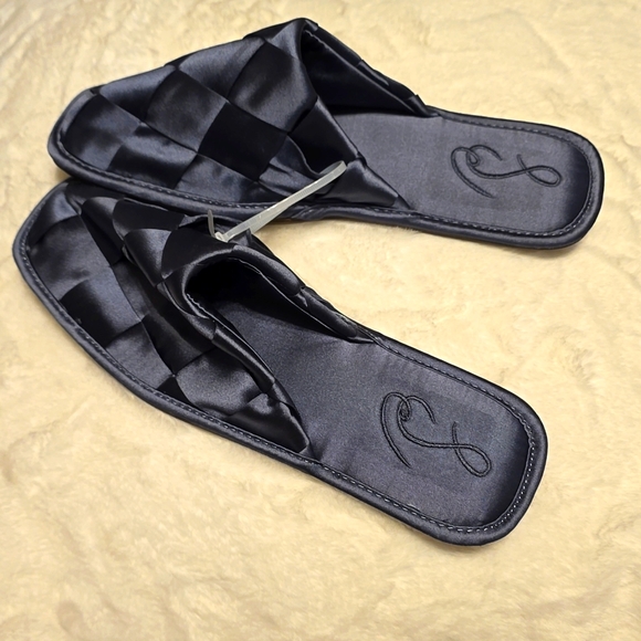 Slippers - Picture 1 of 3